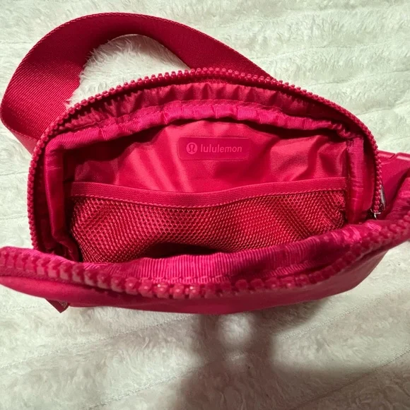 Lululemon Red Crossbody Bag NWOT - Picture 4 of 4